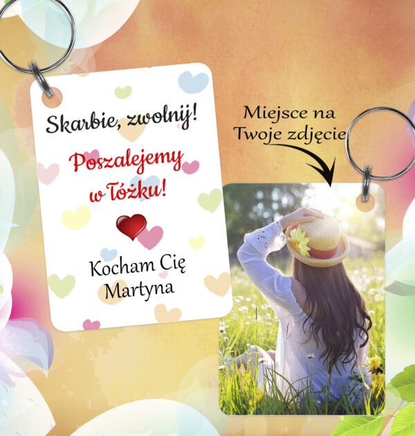 SKARBIE, ZWOLNIJ! POSZALEJEMY W ŁÓŻKU! - BRELOCZEK DO KLUCZY - DWUSTRONNY