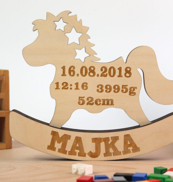 KONIK NA BIEGUNACH – METRYCZKA URODZENIA DZIECKA