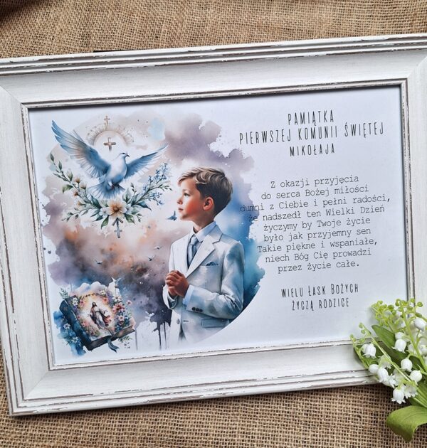PAMIĄTKA PIERWSZEJ KOMUNII ŚWIĘTEJ - CHŁOPIEC + GOŁĄB - BIAŁA RUSTYKALNA RAMKA 36 x 27 cm