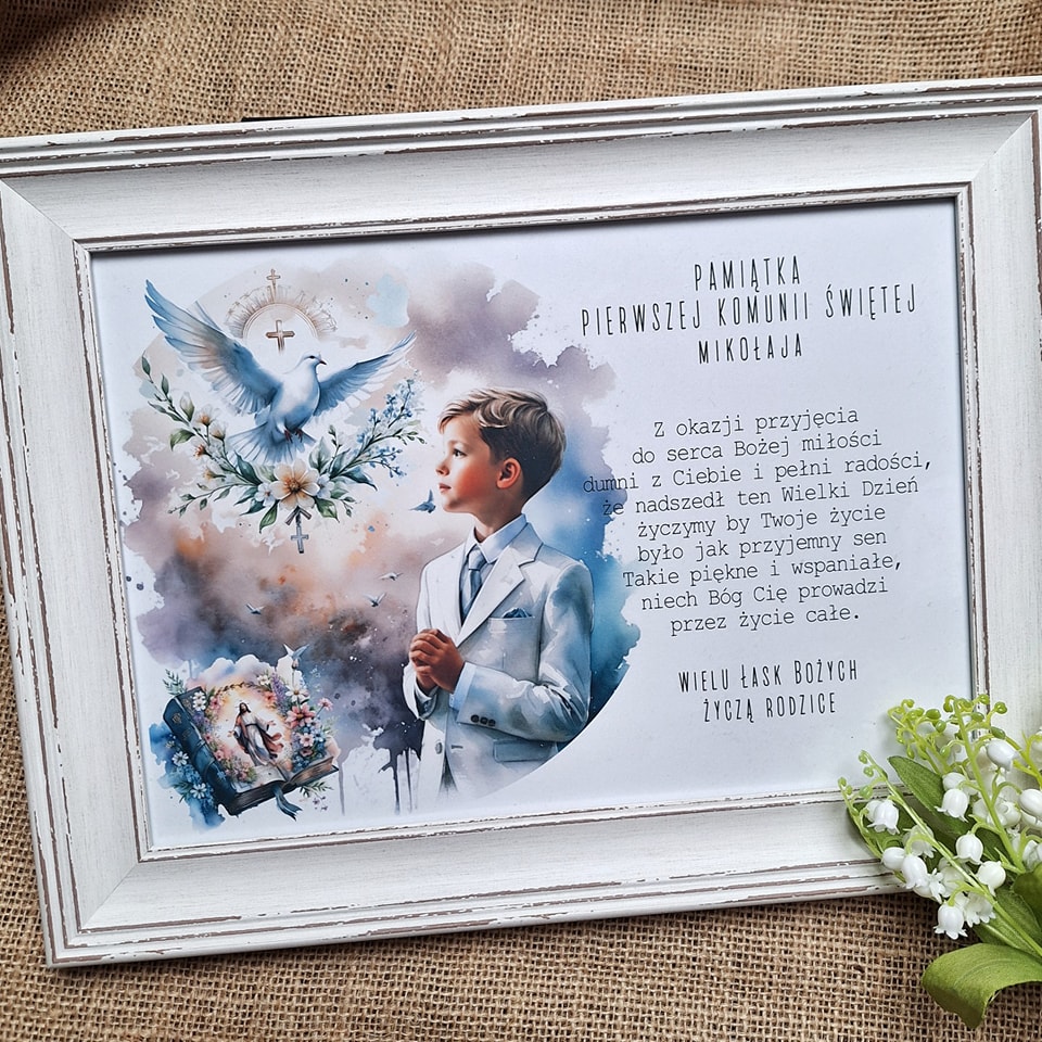 PAMIĄTKA PIERWSZEJ KOMUNII ŚWIĘTEJ - CHŁOPIEC + GOŁĄB - BIAŁA RUSTYKALNA RAMKA 36 x 27 cm