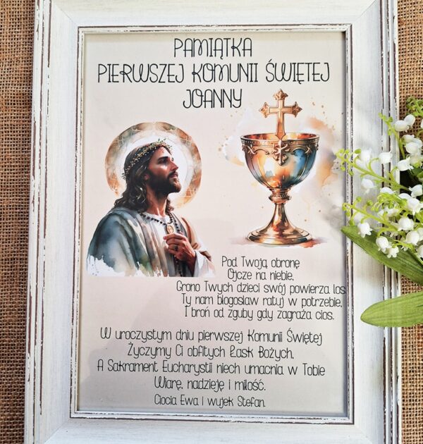 PAMIĄTKA PIERWSZEJ KOMUNII ŚWIĘTEJ - PAN JEZUS + KIELICH, ŻYCZENIA KOMUNIJNE - BIAŁA RUSTYKALNA RAMKA 36 x 27 cm