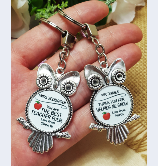 METALOWE BRELOCZKI DLA NAUCZYCIELI - BRELOK DLA NAUCZYCIELA - SOWA, SÓWKA - THE BEST TEACHER EVER, THANK YOU FOR HELPING ME GROW - WYBÓR NAPISU - 1 SZT