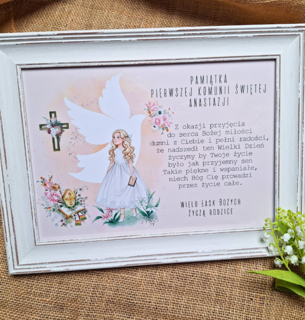 PAMIĄTKA PIERWSZEJ KOMUNII ŚWIĘTEJ - DZIEWCZYNKA + GOŁĄB - BIAŁA RUSTYKALNA RAMKA 36 x 27 cm