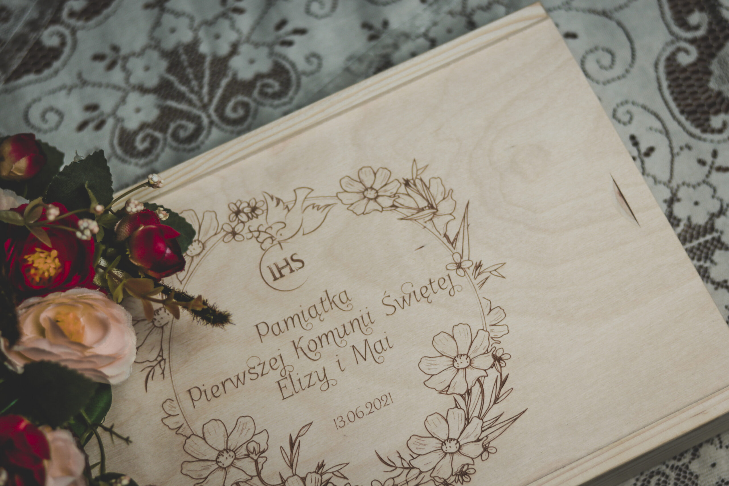 PAMIĄTKA PIERWSZEJ KOMUNII ŚWIĘTEJ - DREWNIANE PUDEŁKO Z GRAWEREM NA WIERZCHU ORAZ ŻYCZENIAMI W ŚRODKU - WYBÓR PUDEŁKA - obrazek 3