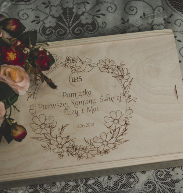 PAMIĄTKA PIERWSZEJ KOMUNII ŚWIĘTEJ - DREWNIANE PUDEŁKO Z GRAWEREM NA WIERZCHU ORAZ ŻYCZENIAMI W ŚRODKU - WYBÓR PUDEŁKA