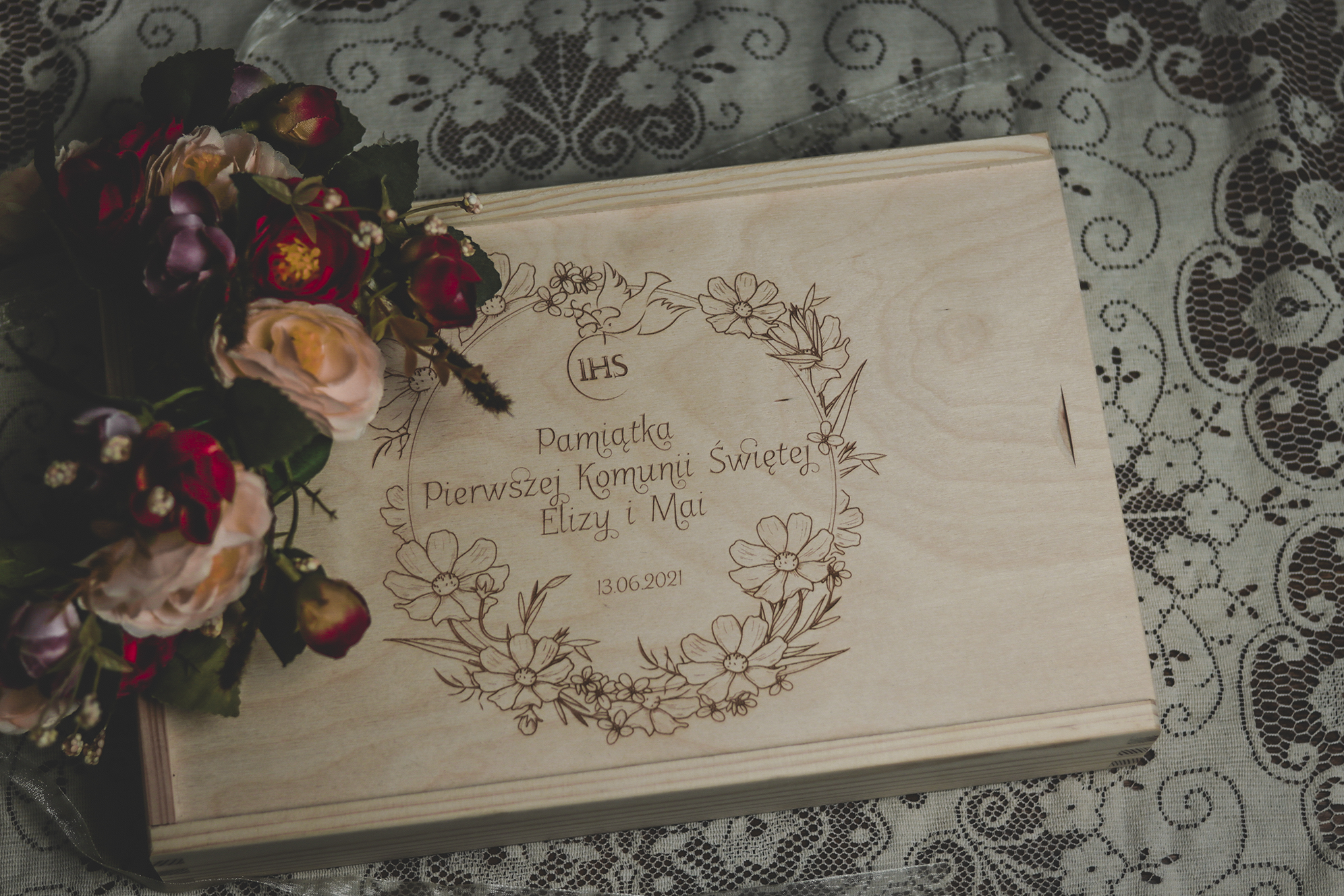 PAMIĄTKA PIERWSZEJ KOMUNII ŚWIĘTEJ - DREWNIANE PUDEŁKO Z GRAWEREM NA WIERZCHU ORAZ ŻYCZENIAMI W ŚRODKU - WYBÓR PUDEŁKA