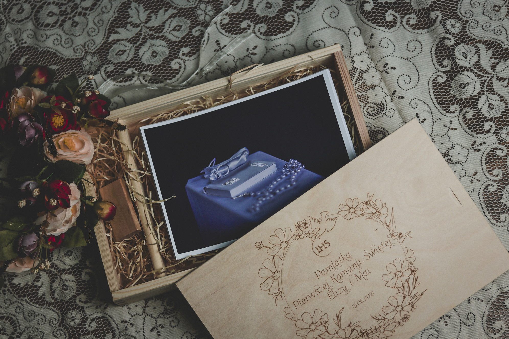 PAMIĄTKA PIERWSZEJ KOMUNII ŚWIĘTEJ - DREWNIANE PUDEŁKO Z GRAWEREM NA WIERZCHU ORAZ ŻYCZENIAMI W ŚRODKU - WYBÓR PUDEŁKA - obrazek 4