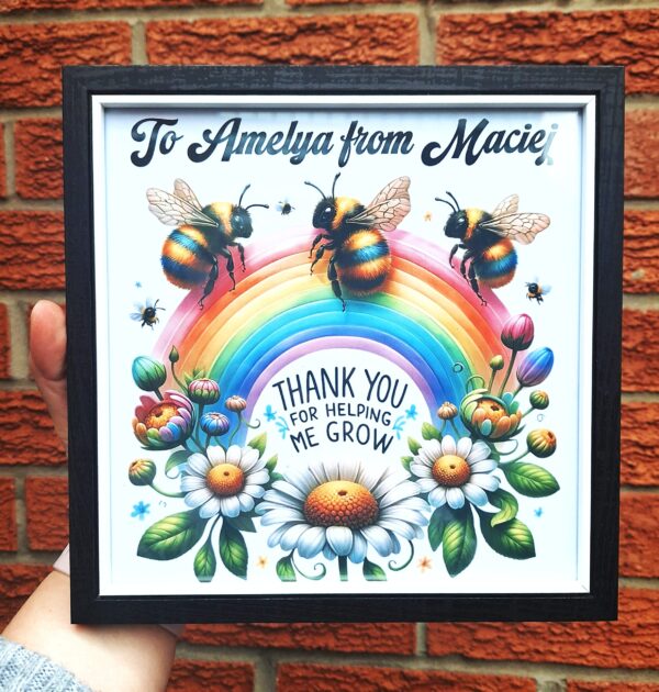 RAMKA DLA NAUCZYCIELA - THANK YOU FOR HELPING ME GROW - TĘCZA + KWIATKI + PSZCZOŁY - PSZCZÓŁKI