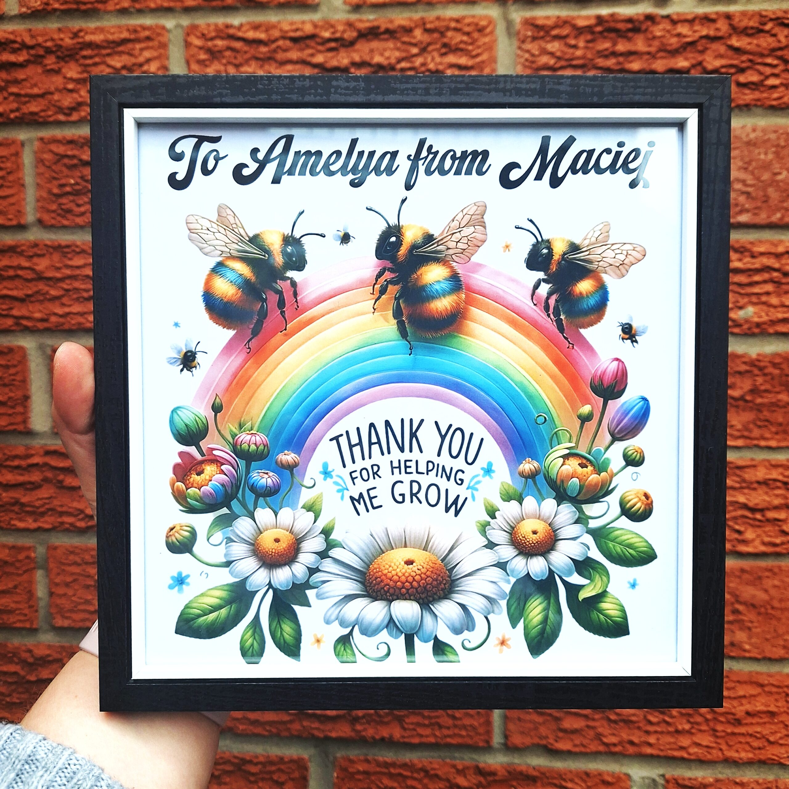 RAMKA DLA NAUCZYCIELA - THANK YOU FOR HELPING ME GROW - TĘCZA + KWIATKI + PSZCZOŁY - PSZCZÓŁKI