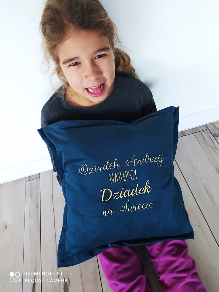 PODUSZKA NA DZIEŃ BABCI I DZIADKA - DOWOLNY HAFT - WYBÓR KOLORU - PRODUKT Z WYSYŁKĄ TYLKO NA TERENIE POLSKI - obrazek 3